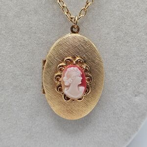 VINTAGE Victorian Style Gold Tone Carved Cameo Locket Pendant Necklace